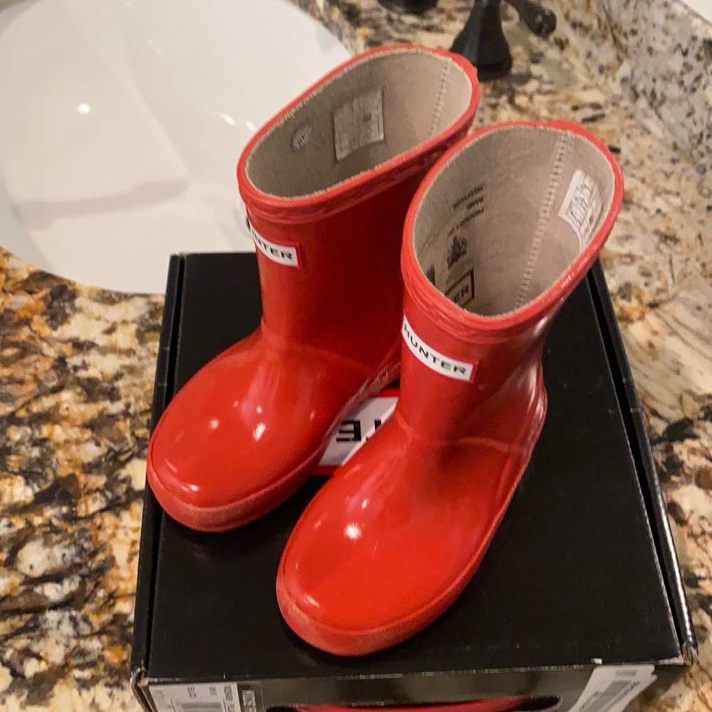 Kids Hunter Pillar Box Red gloss boots US size 7